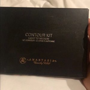 Anastasia Beverly Hill contour kit in light to med